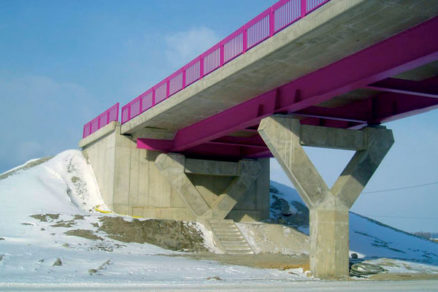 Dva spriahnuté oceľobetónové mosty na diaľnici D1 pri Svite