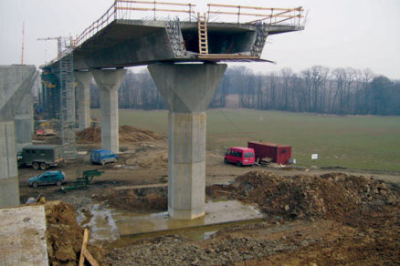 Estakáda budovaná výsuvnou skružou na diaľnici D47 v ČR