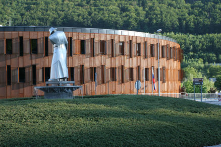 hrdzava administrativna budova v jesenici