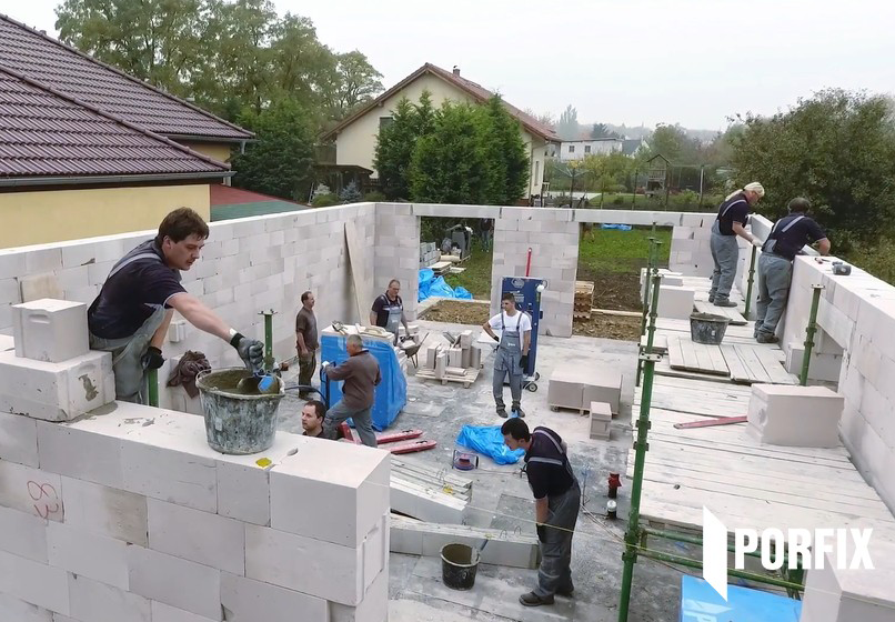 Susedia sa nestačili čudovať: Hrubá stavba po preklady stála v Žatci behom 8 hodín