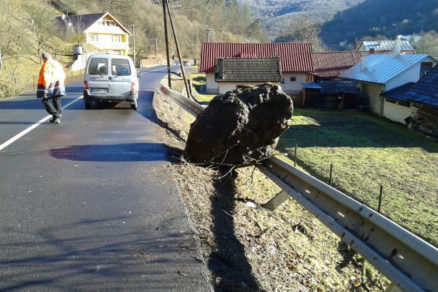 Ochrana proti padaniu skál na ceste 1.triedy v obci Kozelník pomocou dynamických bariér