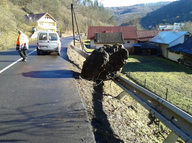 Ochrana proti padaniu skál na ceste 1.triedy v obci Kozelník pomocou dynamických bariér