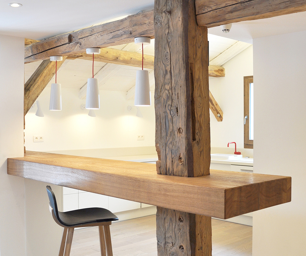 Напольная вешалка из дерева. Вешалка напольная деревянная. Стойка пюпитр напольный. Деревянная подставка для телефона. Подставка для цветка напольная.