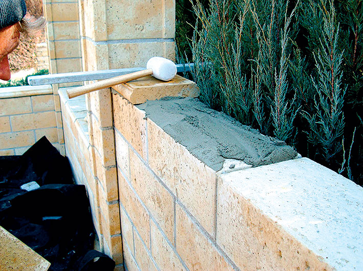 Murujeme Plot Z Betonovych Tvaroviek Pracovny Postup