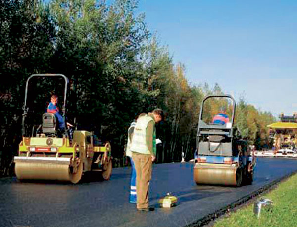 kladenie dvoch asfaltovych vrstiev technologiou compactasphalt