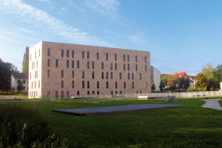 Moderná knižnica s duchom starých čitární