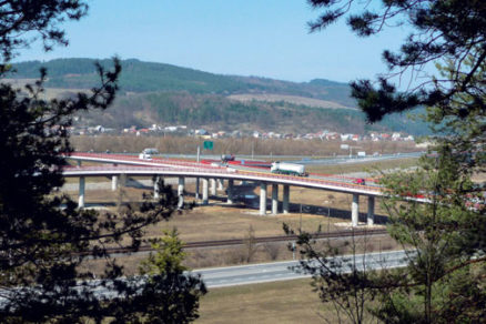 Mosty na križovatkách diaľnice D1 Vrtižer a Bytča