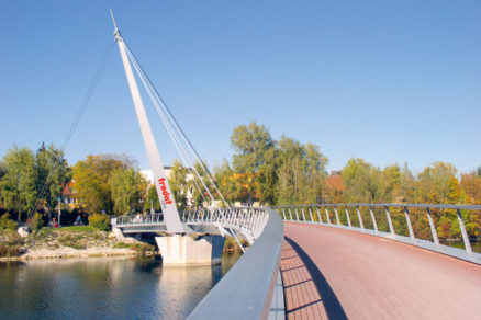 Mosty spájajúce a deliace