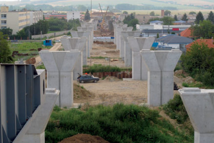 Na rýchlostnej ceste R1 pokladajú prvé vrstvy asfaltu