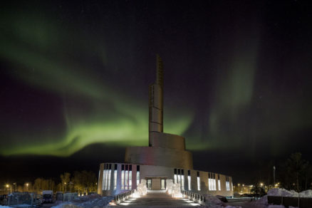 odraz polarnej ziary na katedrale z titanu