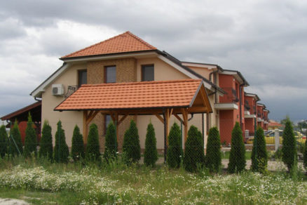 osem rodinnych domov v radovej zastavbe