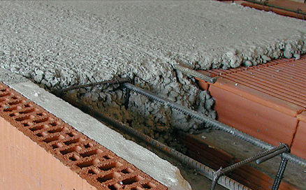 Príčiny porúch montovaných keramických stropov
