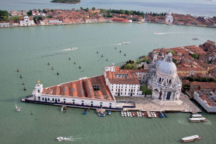 Tadao Ando vytvoril nové Múzeum súčasného umenia v Benátkach (VIDEO)