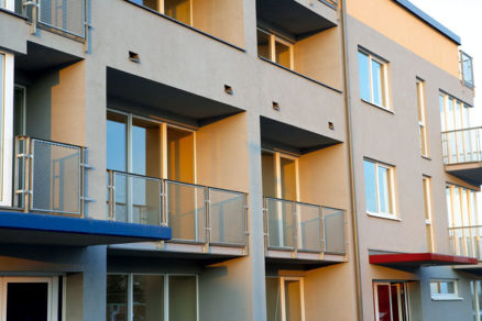 Výber okien pre efektívnu revitalizáciu bytového domu