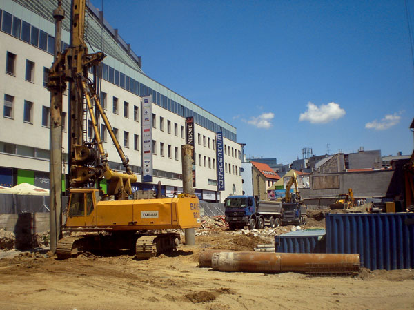Zabezpečenie stavebnej jamy polyfunkčnej budovy v Bratislave a jej zakladanie