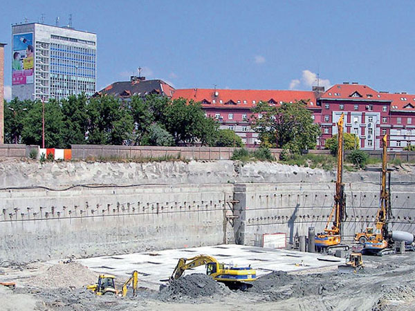zakladanie stavebnej jamy arealu central bratislava