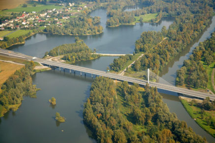 zaveseny most na dialnici d47 cez rieku odra