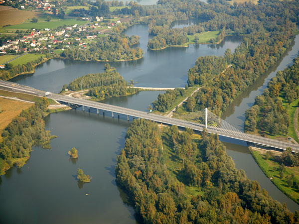 zaveseny most na dialnici d47 cez rieku odra