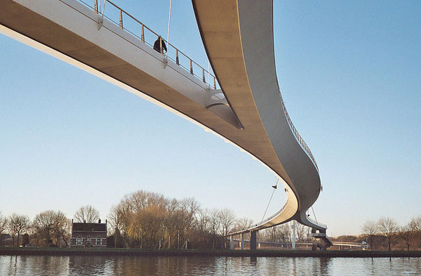 zaveseny most pre chodcov a cyklistov nescio brug